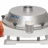 GKM Siebtechnik GmbH  -  Siebmaschinen Siebtechnik Ultraschall-Siebtechnologie Ultimative Taumelsiebmaschine Vibrations-Taumelsiebmaschine - Kontrollsiebmaschine KTS-V2 - Die Kontrollsiebmaschine Typ KTS-V2 von GKM Siebtechnik ist geeignet für reine Kontroll- und Schutzsiebungen mit hoher Leistung für Trocken- und Nasssiebungen.Die Kontrollsiebmaschine Typ KTS-V2 ist in den Baugrößen Ø 450 bis 2000 mm erhältlich.